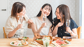 友人たちと話している女性たち