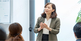 会議をしている女性